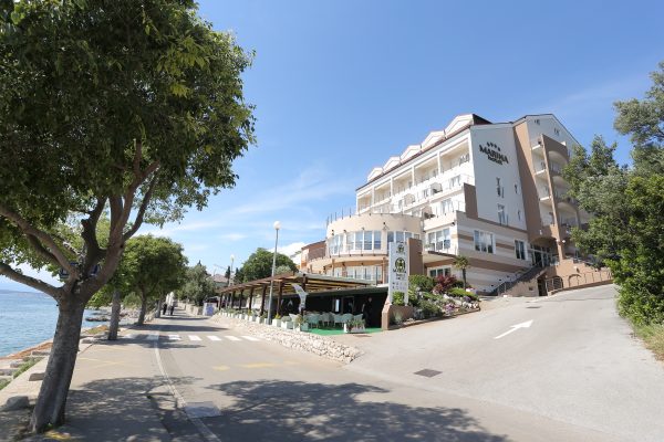 Blick von aussen auf das Hotel Marina in Crikvenica