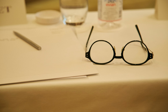 Tisch mit Brille, Schreibblock und Stift für ein Meeting